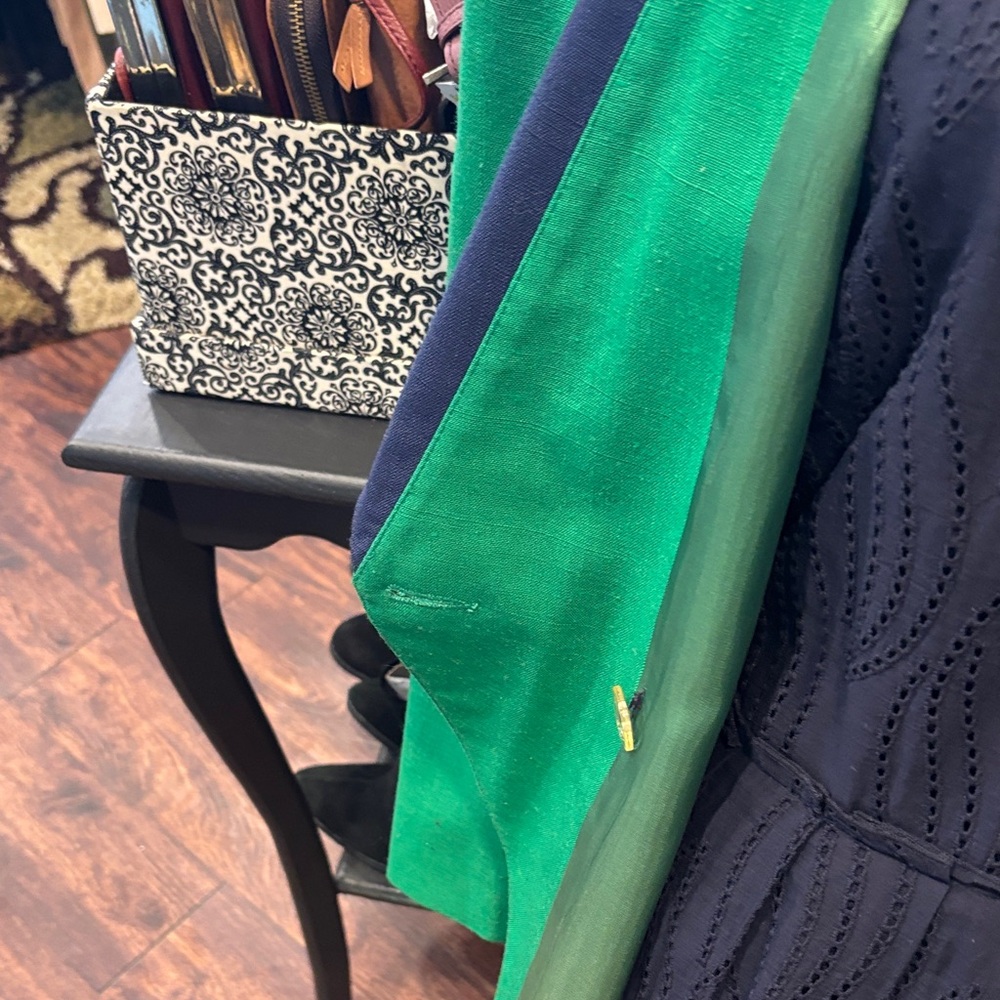 Stylish Green Blazer with Navy Accents - Picture 5 of 7